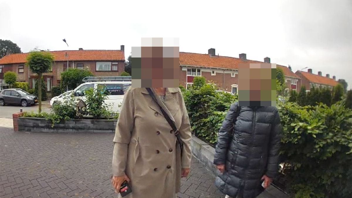 Twee vrouwen besluiten toch om hun boodschap niet in de brievenbus achter te laten