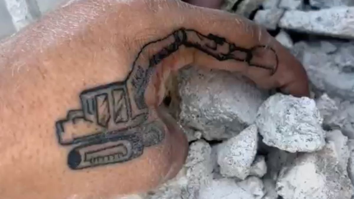 Altijd een beetje graafmachine machinist met deze tatoeage