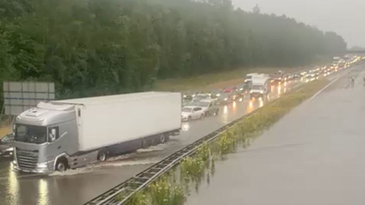 Kwam toch een beste bak water naar beneden op de A1 bij afslag De Lutte