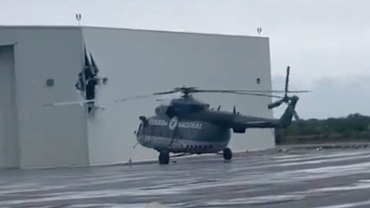 Mil Mi-17 helikopter veroorzaakt flinke schade aan hangar in Mexico