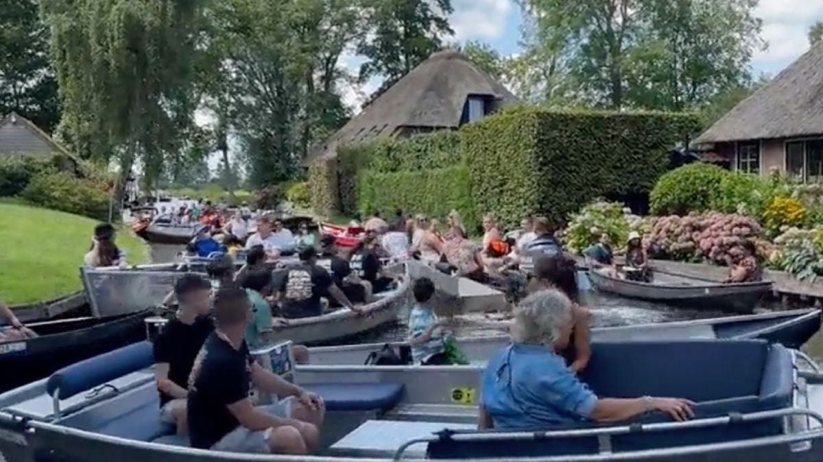 Wat een fan-tas-tisch idee: hartje zomer lekker dobberen in Giethoorn