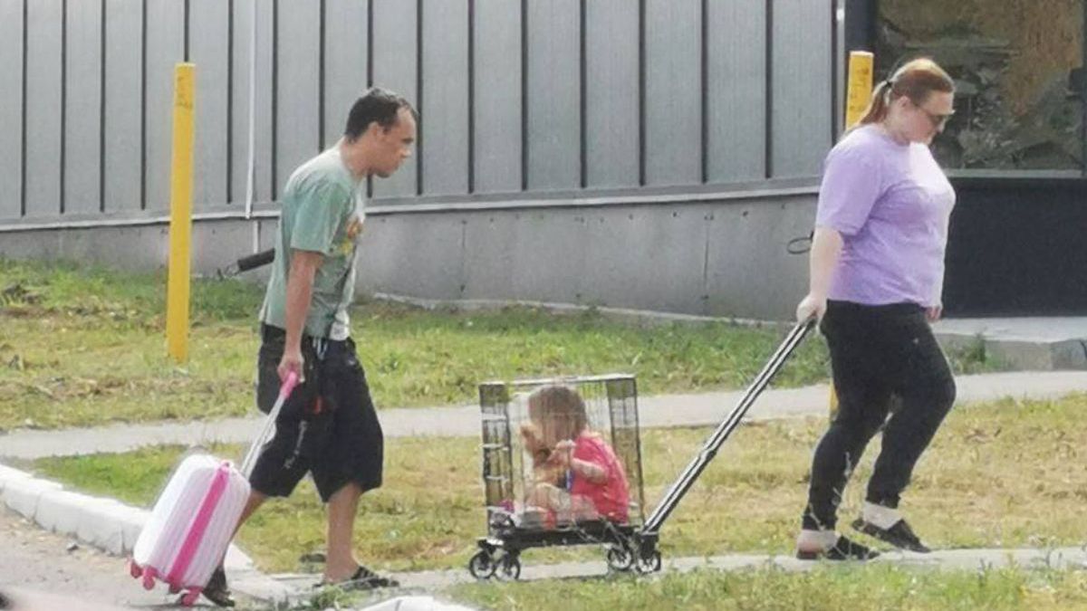 Gezellig een wandeling maken met het gezin waarbij het kind even geen kant op kan