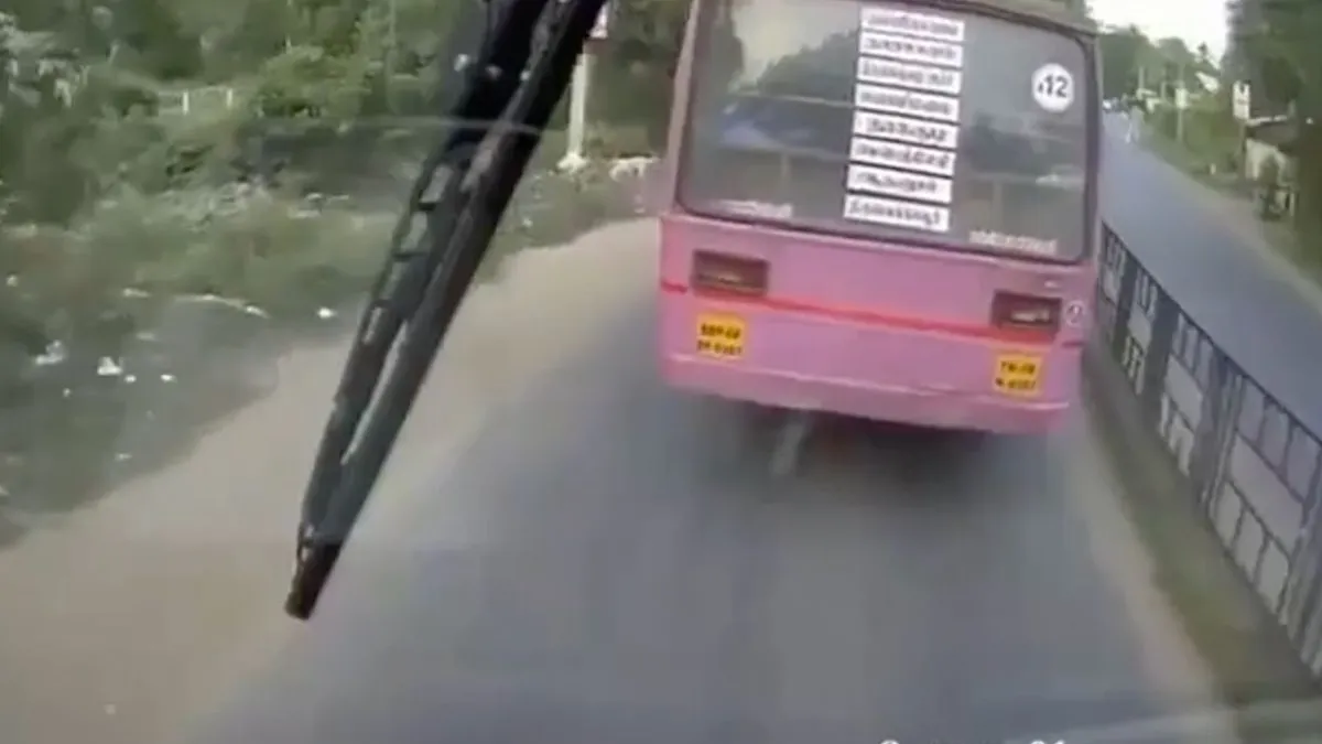 thumb vk drie bussen proberen elkaar in te halen gaat maar net goed