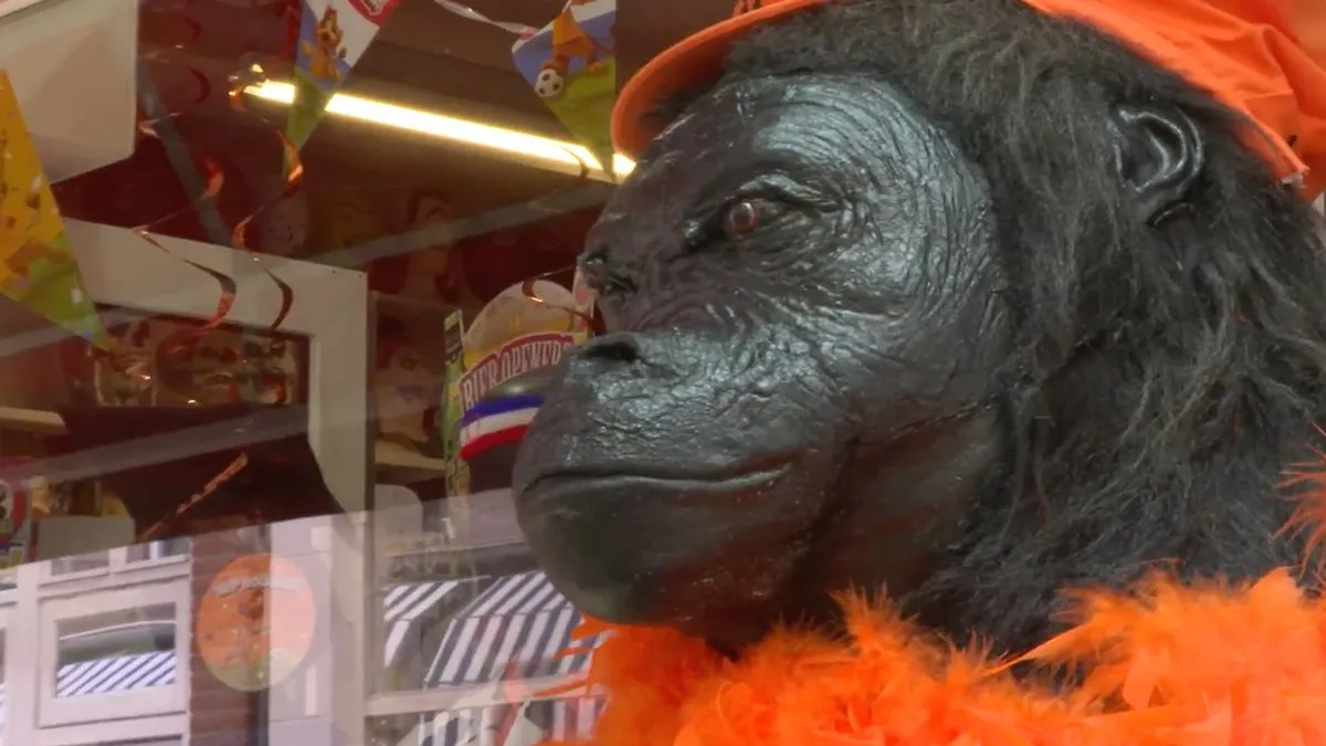 thumb vk feestwinkel in hoorn met memphis depay zweetband op aap met de dood bedreigd