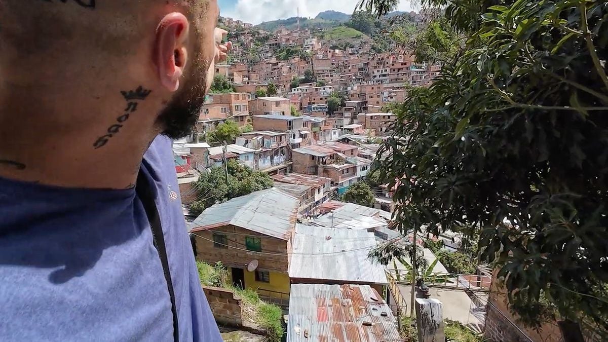 Ghetto-YouTuber Spanian brengt bezoek aan wijk waar bendes de baas zijn in Medellin