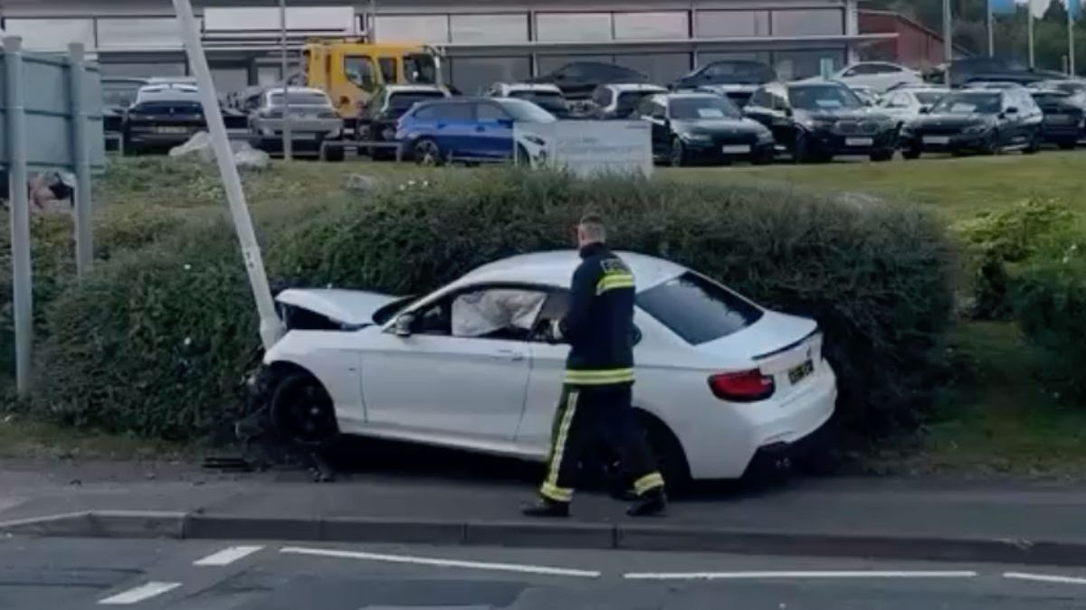 Als je dan toch je BMW tegen een paal zet, doe het dan hier