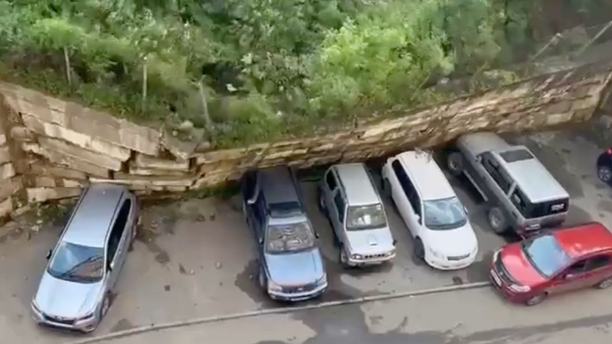 Keermuur in Vladivostok plet auto's na stevige regenval