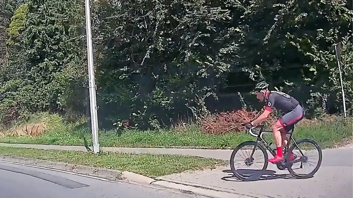 thumb vk automobilist in oldenzaal vergeet koning van de weg voorrang te geven wielrenner pakt deze alsnog