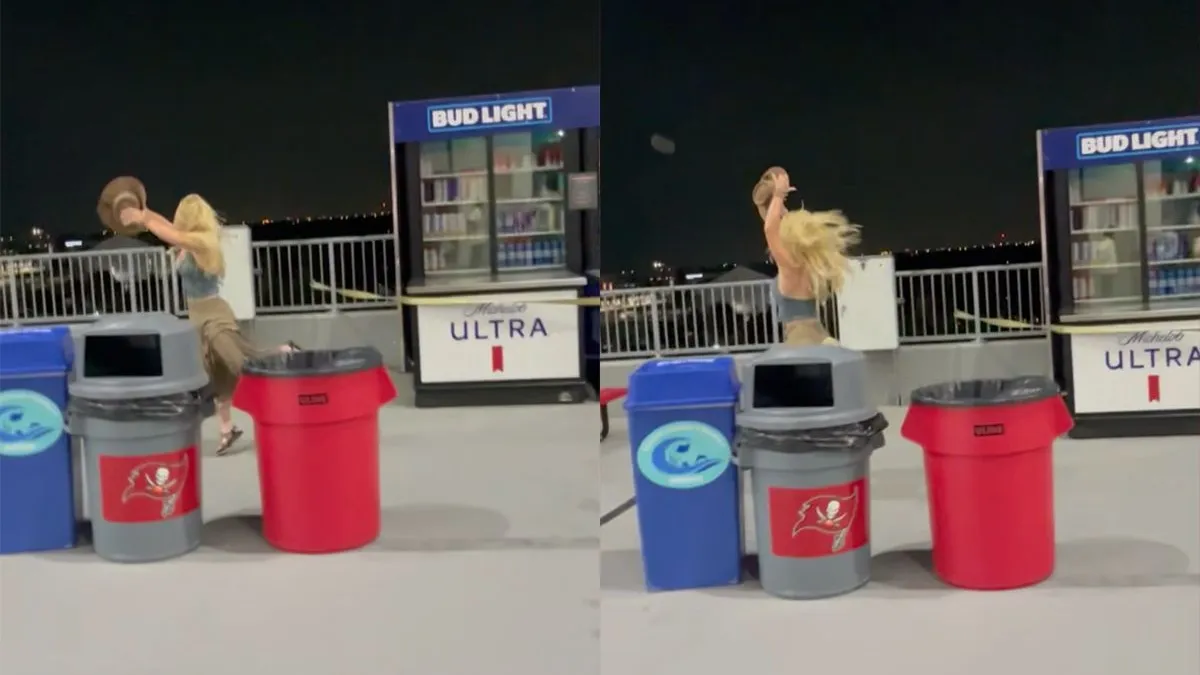 thumb vk dansende vrouw iets te enthousiast en gooit per ongeluk haar telefoon in de lucht