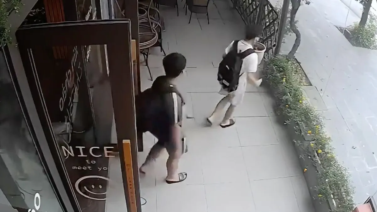 thumb vk glazen muur van koffietentje in vietnam is heel erg schoon