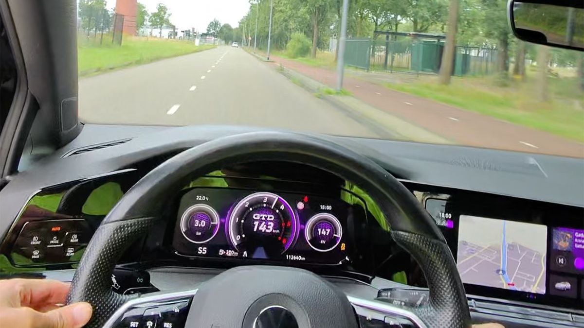 Straatracer Mister Muis 911 laat zien dat je makkelijk met 143 km/u door Roosendaal kunt rijden