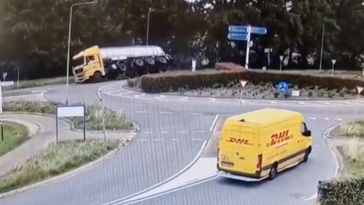 thumb vk vrachtwagen vol met vloeibare mest gekanteld in horst