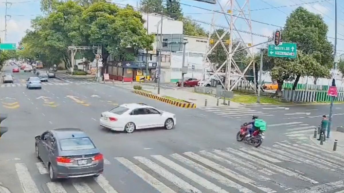 Vliegende motorrijder nadat chauffeur zijn eigen verkeersregels had bedacht in Mexico-Stad