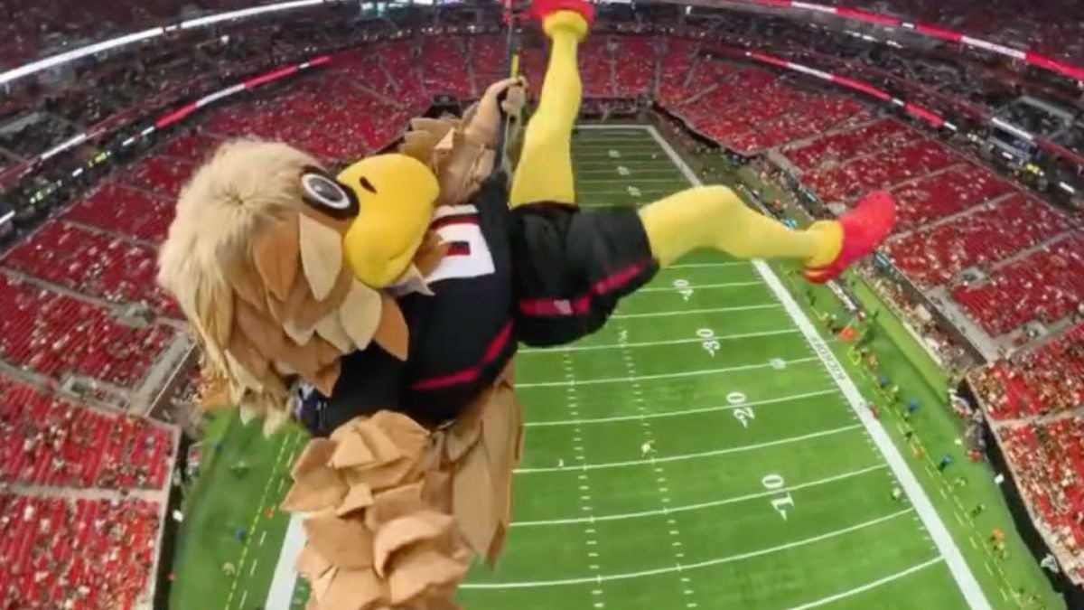 Mascotte Freddie Falcon weet publiek te vermaken en behaalt een record