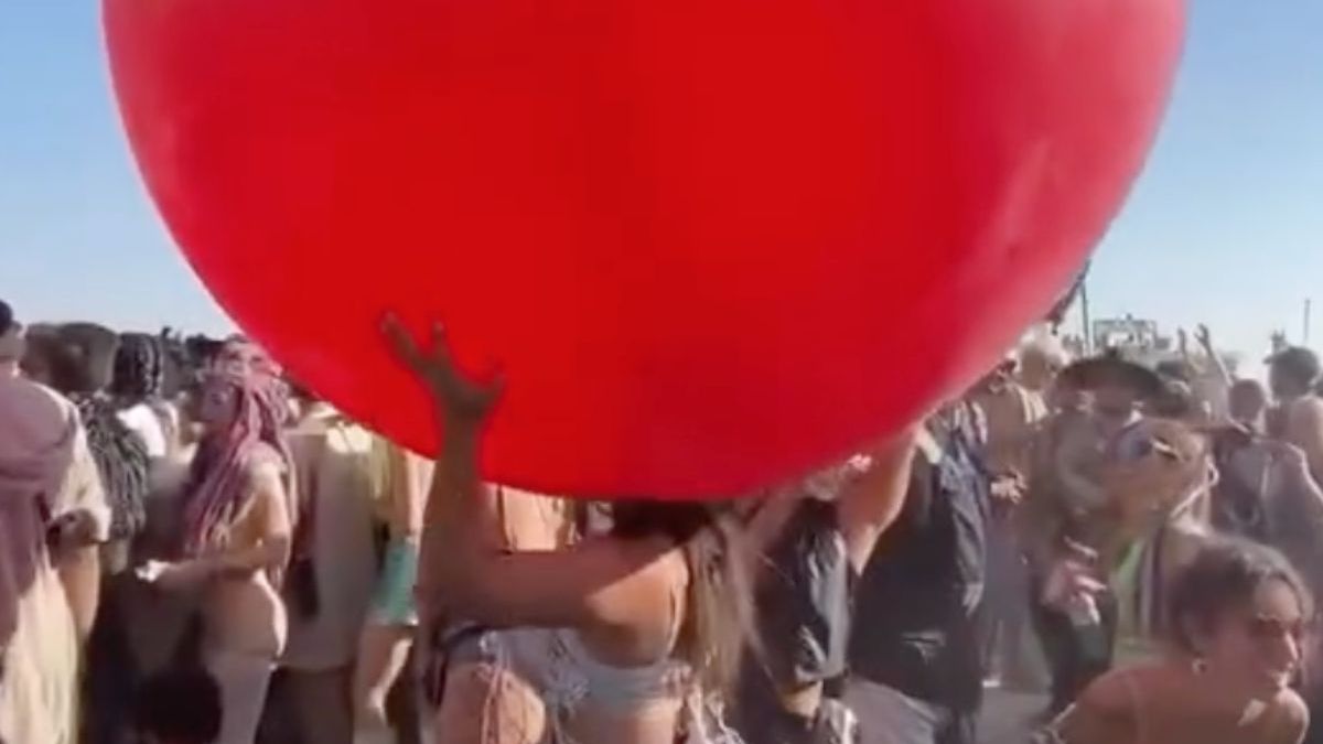 Dame geniet tijdens Burning Man van een ballonnetje