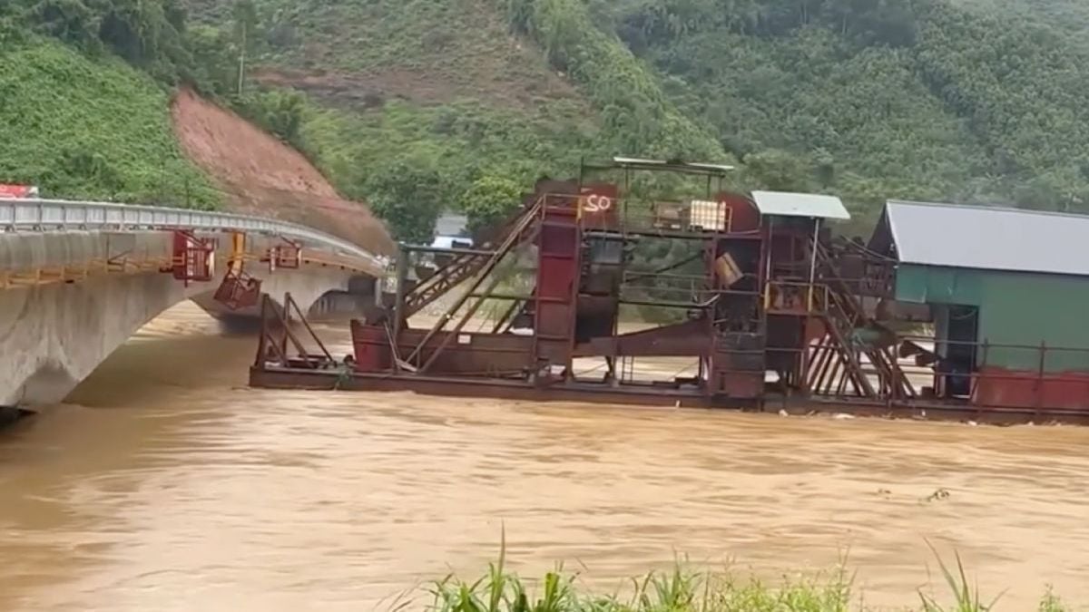 Losgeslagen boten en kraan willen onder brug door na tyfoon Yagi in Vietnam