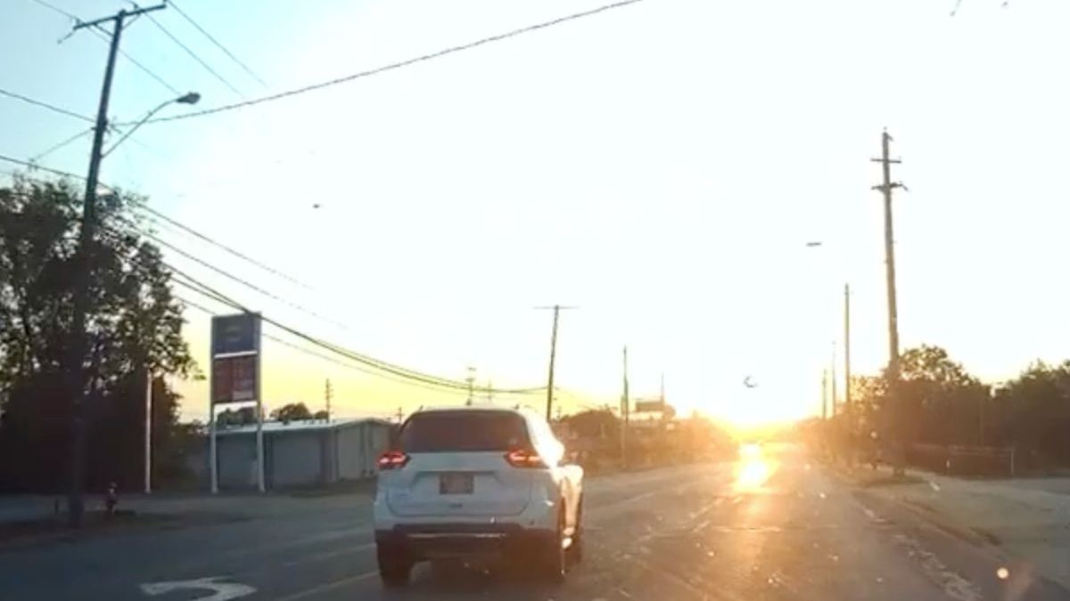 8-jarig meisje rijdt met auto van haar moeder naar winkel om koffie te scoren