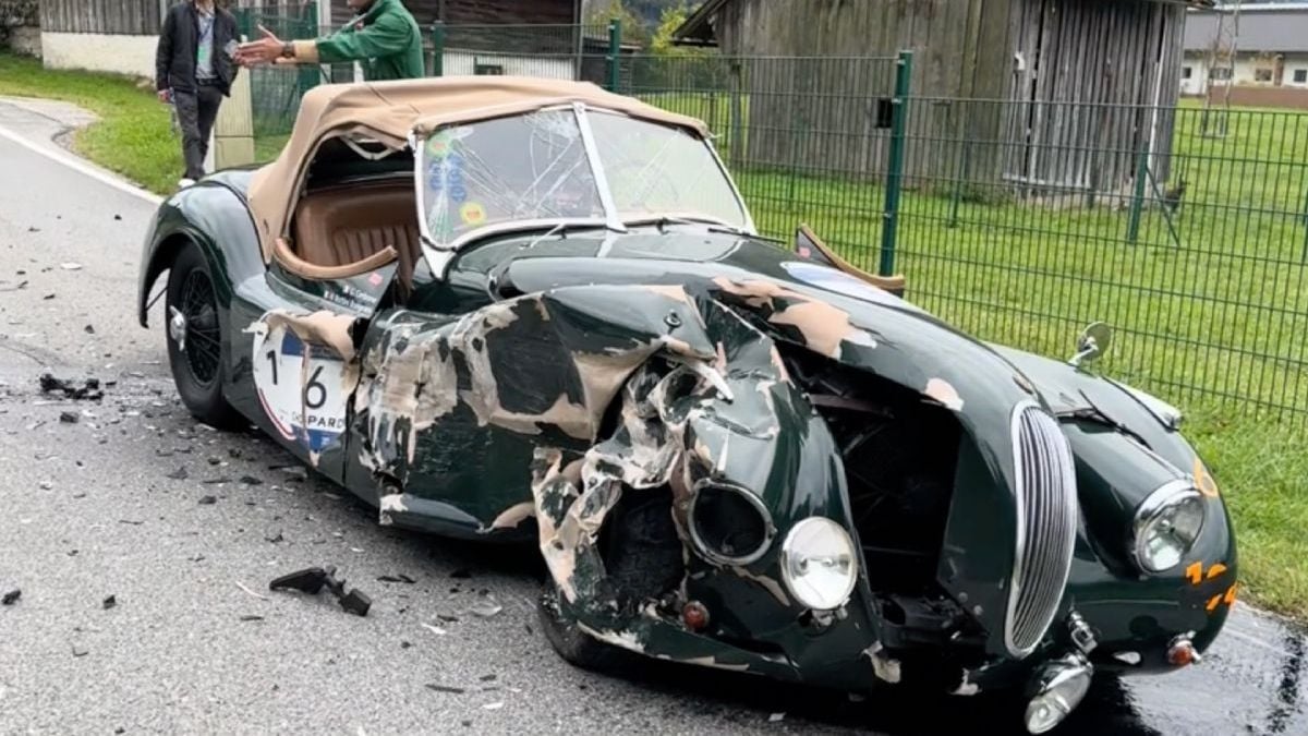 Dame was met haar telefoon aan het rommelen en ramde vervolgens een zeer kostbare Jaguar XK120