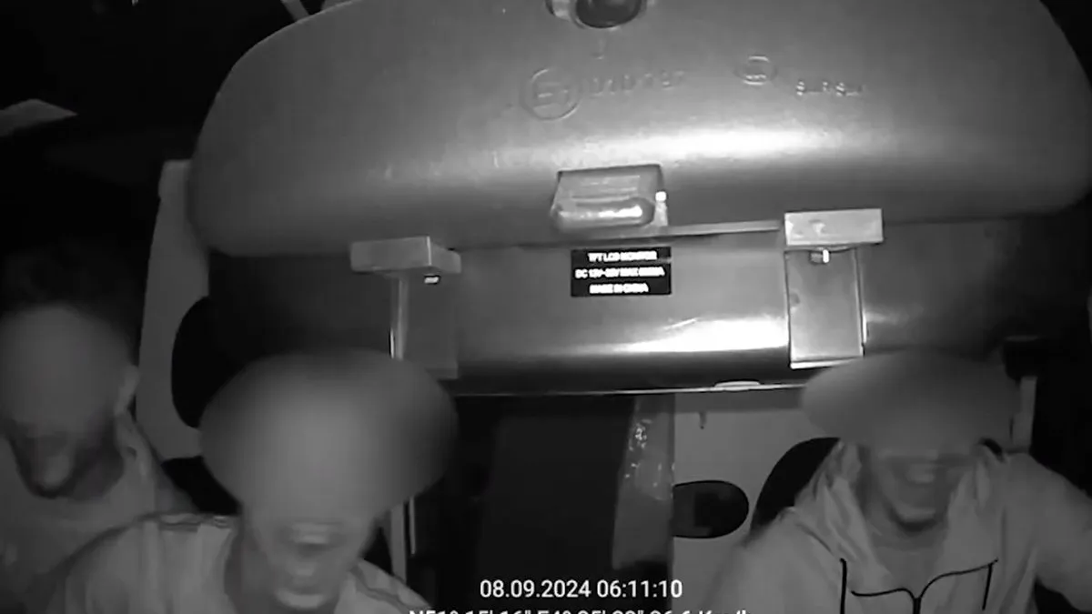 thumb vk jongeren in antwerpen stelen ambulance terwijl patient medische zorg krijgt
