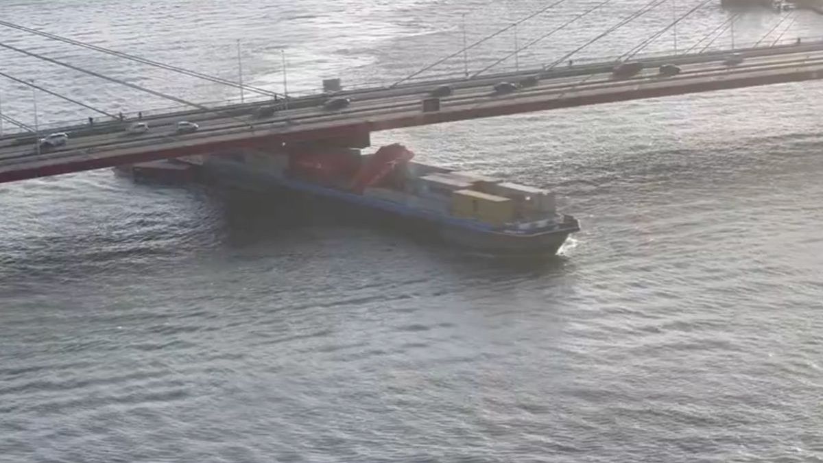 Man man man, schip ramt weer de Rotterdamse Willemsbrug, containers gaan zwemmen