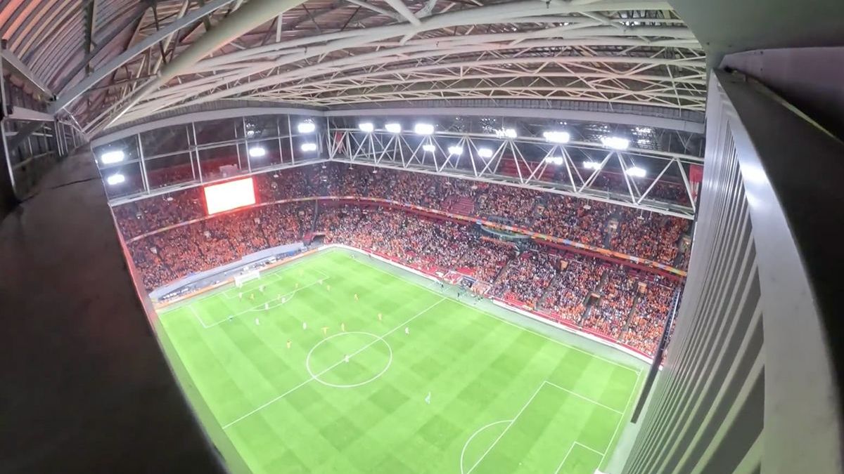 Mannen laten zien dat Johan Cruijff Arena beklimmen kinderspel is tijdens wedstrijd van Oranje