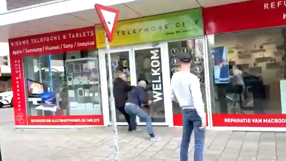 thumb vk omstanders proberen overvallers van winkel in waalwijk op te sluiten