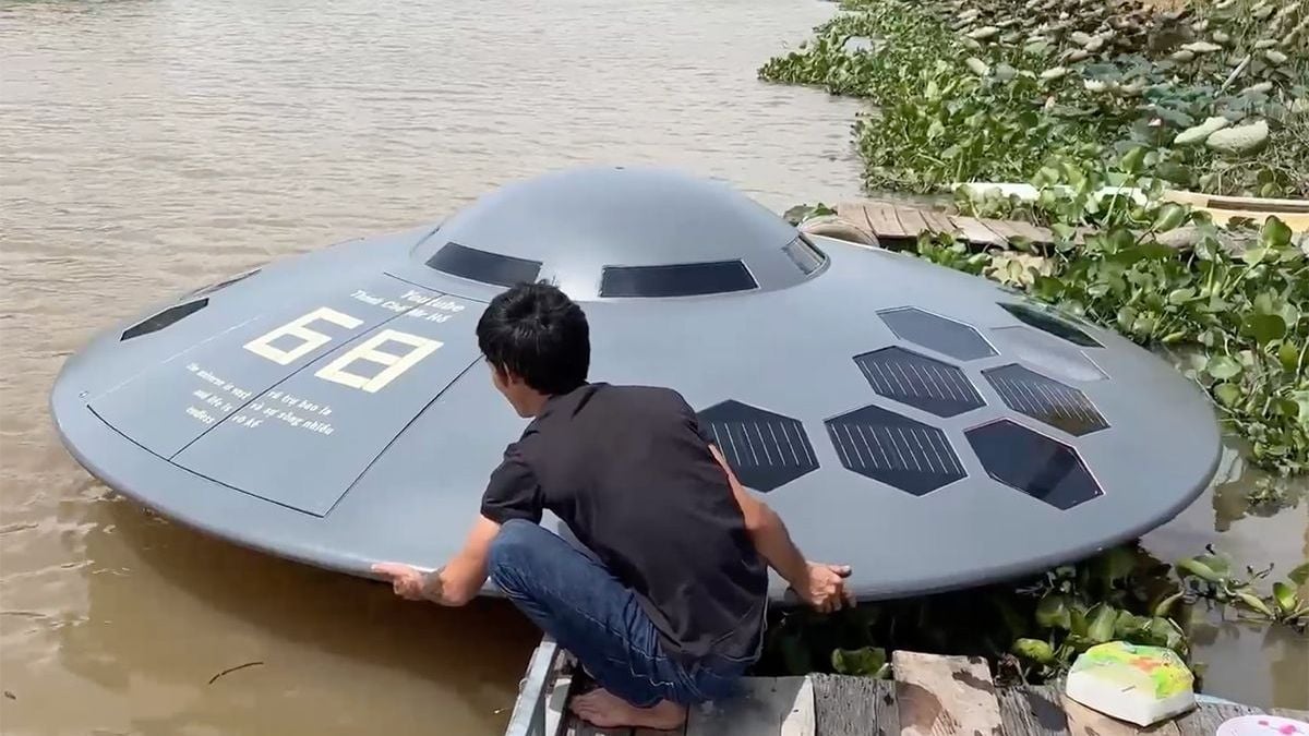 Vietnamese man heeft UFO als boot gemaakt en scheurt daarmee over het water