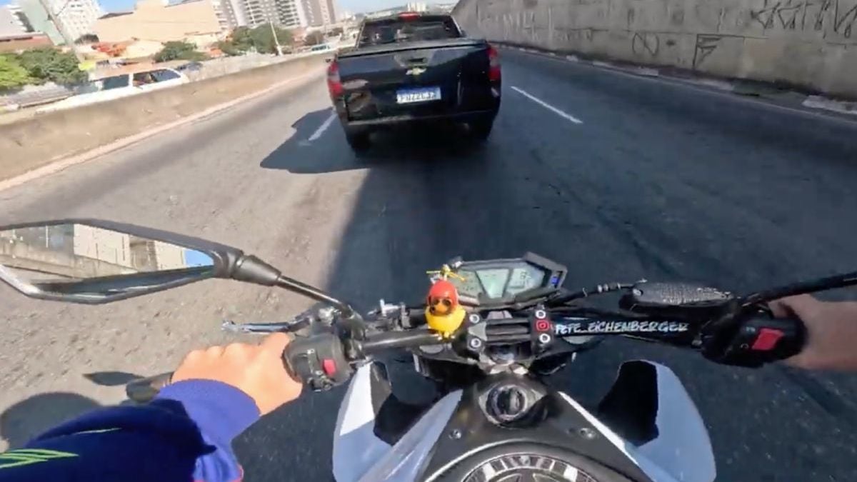 Vloggende wegpiraat klapt met Kawasaki achter op Chevy pick-up