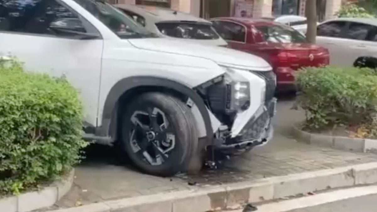 Chinese amateur stuntchauffeur dacht het toch nog maar een keer op te nemen tegen een paaltje