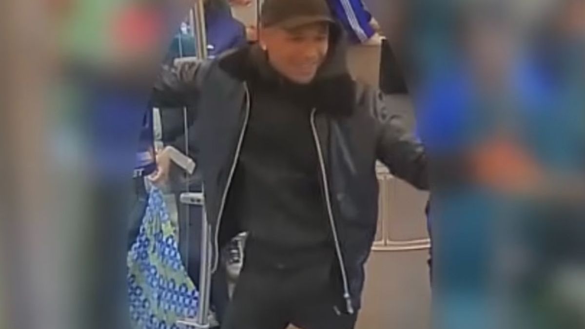 Zwartrijder weigert te betalen in Rotterdamse tram en slaat conductrice: gebroken kaak