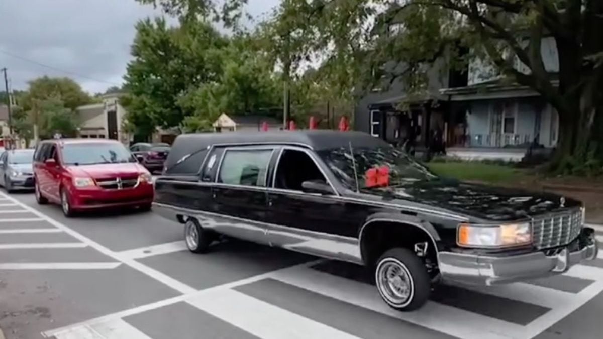 “Put the fun in funeral” met Halloween lowrider lijkenwagen