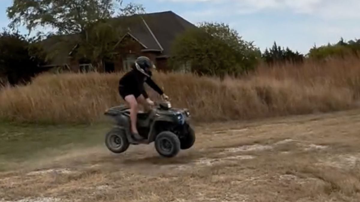 Quad-stuntchauffeur helpt zichzelf aardig in de nesten