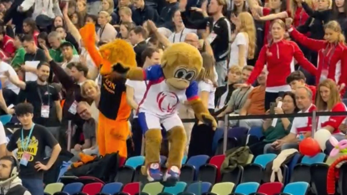 Mascotte Luigi kwam even ongelukkig terecht tijdens het gek doen