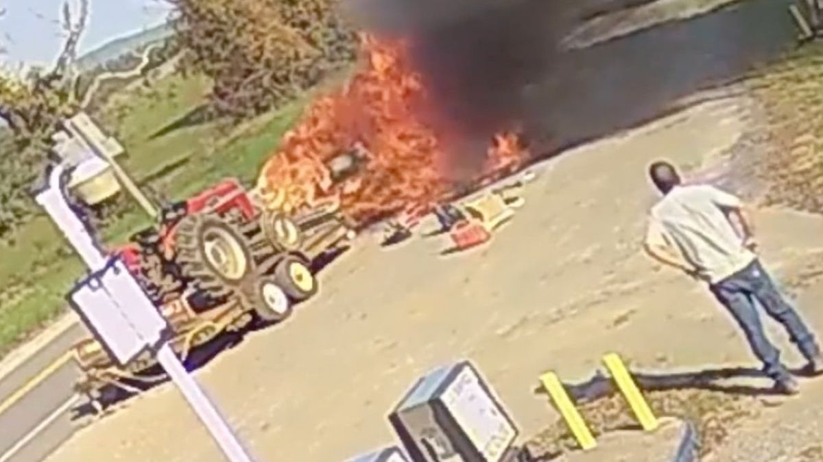 Da’s nog eens knap: man rijdt trekker van brandend voertuig