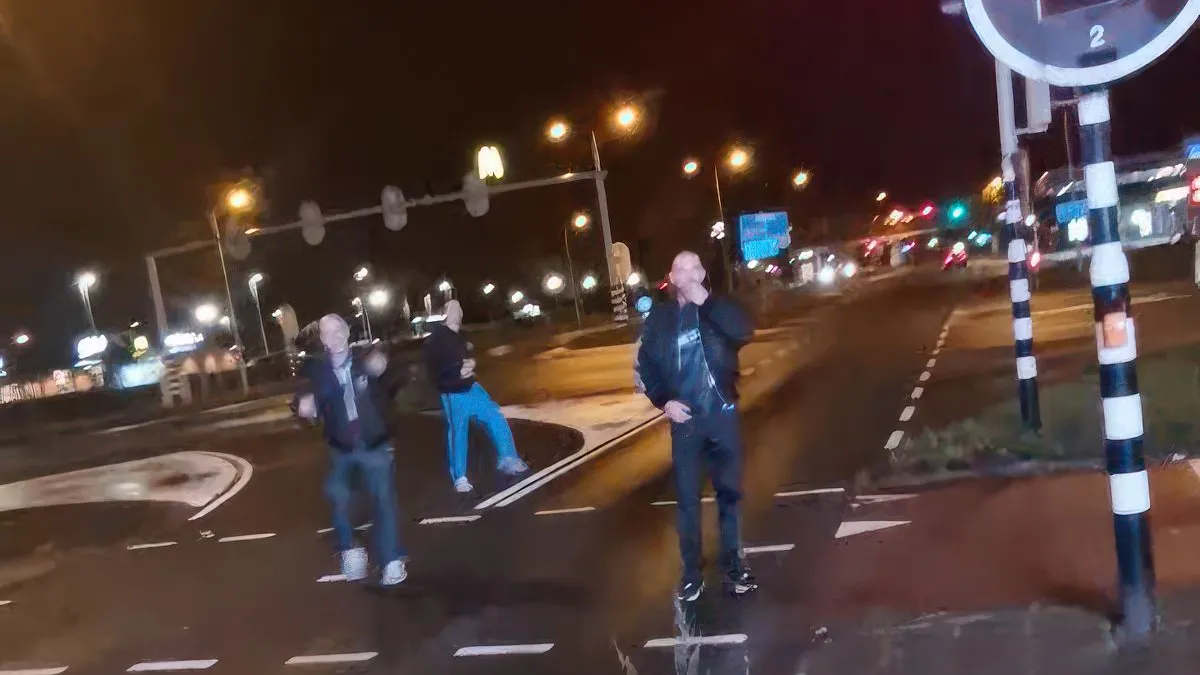 thumb vk gabber is leven dus lekker hakken bij verkeersbord met camera in roosendaal