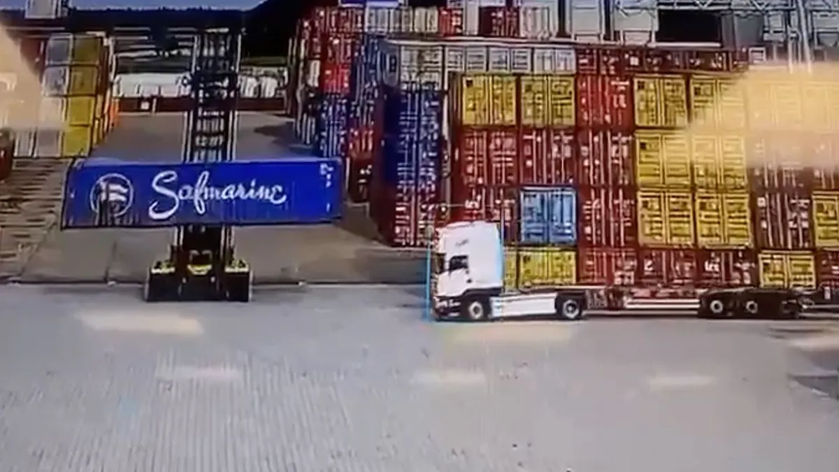 thumb vk klein pechgevalletje met een vrachtwagen in haven rotterdam