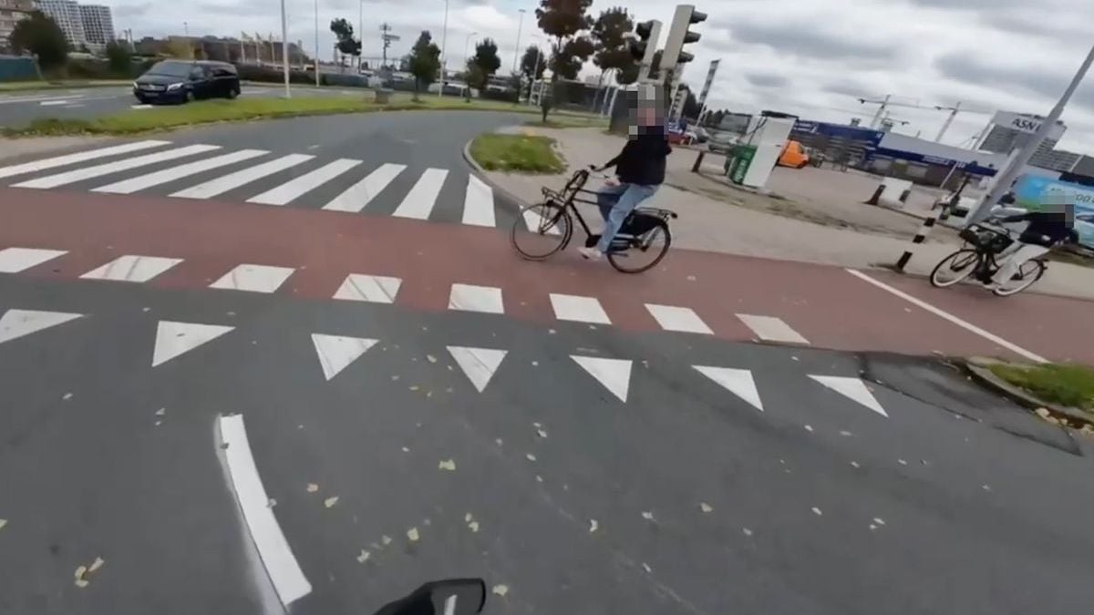 Motorrijder in Den Haag is boos op fietser, maar vergeet dat hij haaientanden heeft