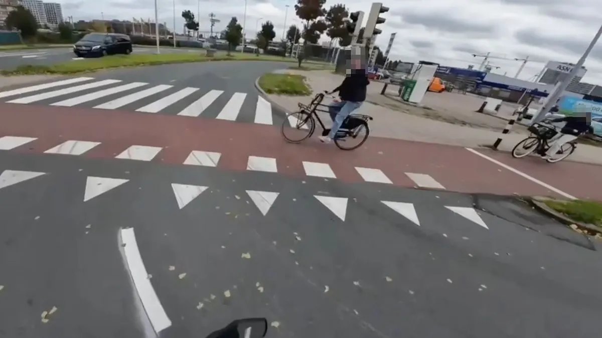 thumb vk motorrijder in den haag is boos op fietser maar vergeet dat hij haaientanden heeft