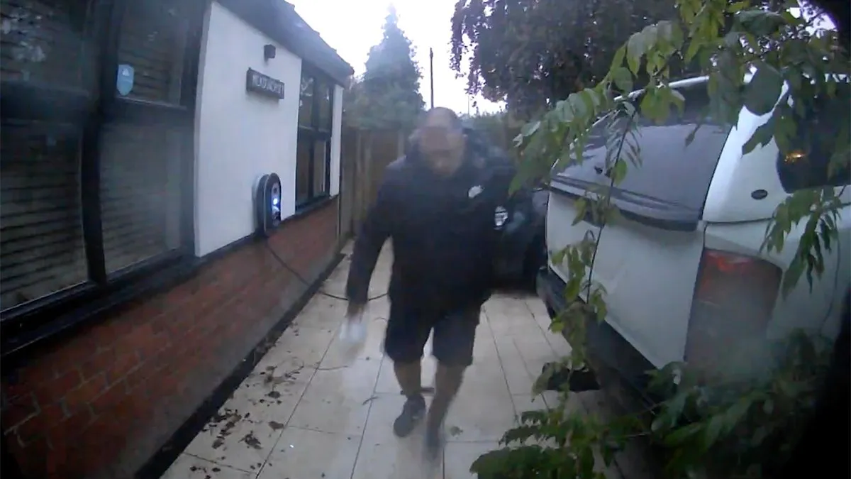 thumb vk postbode glijdt uit over hondenpoep maar de eigenaar heeft geen hond