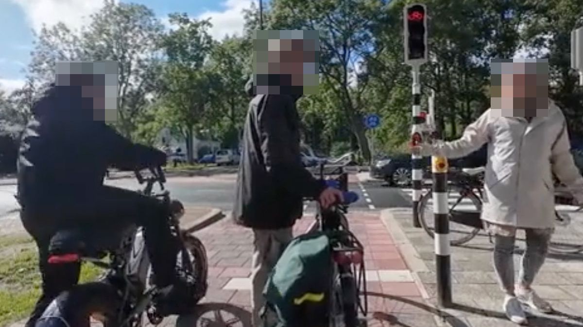 Volwassen man maakt ruzie met kinderen op een Fatbike en wordt bespuugd