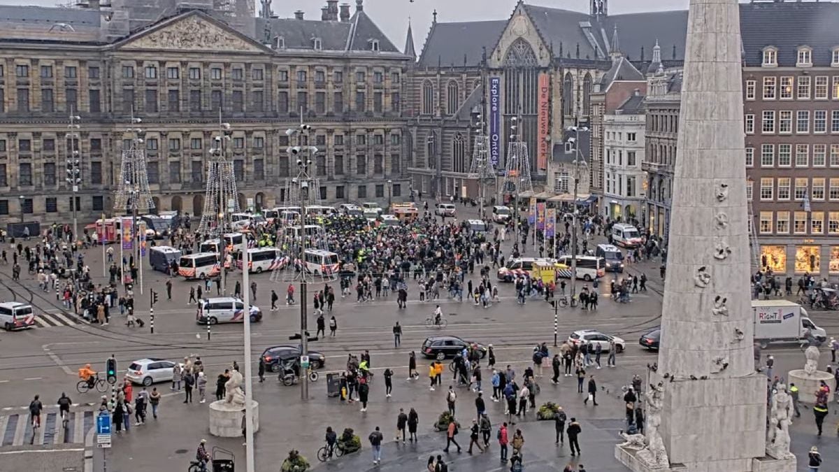 Gezellig druk op De Dam in Amsterdam ondanks demonstratieverbod