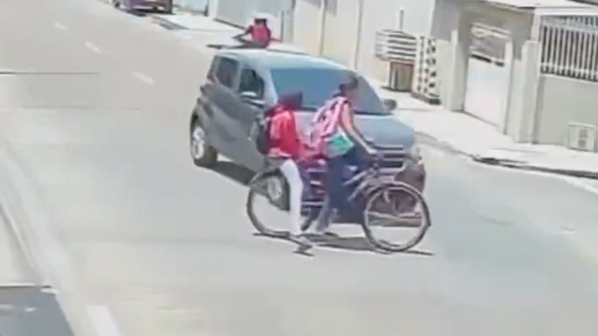 Twee dames van de fiets gereden, waarbij het toch wel een wonder is dat ze oké bleken