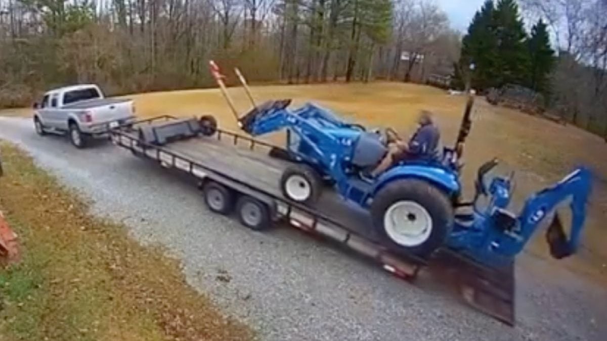 Boer, trekker, trailer en pick-up allemaal aan de haal vanwege een vergeten handrem