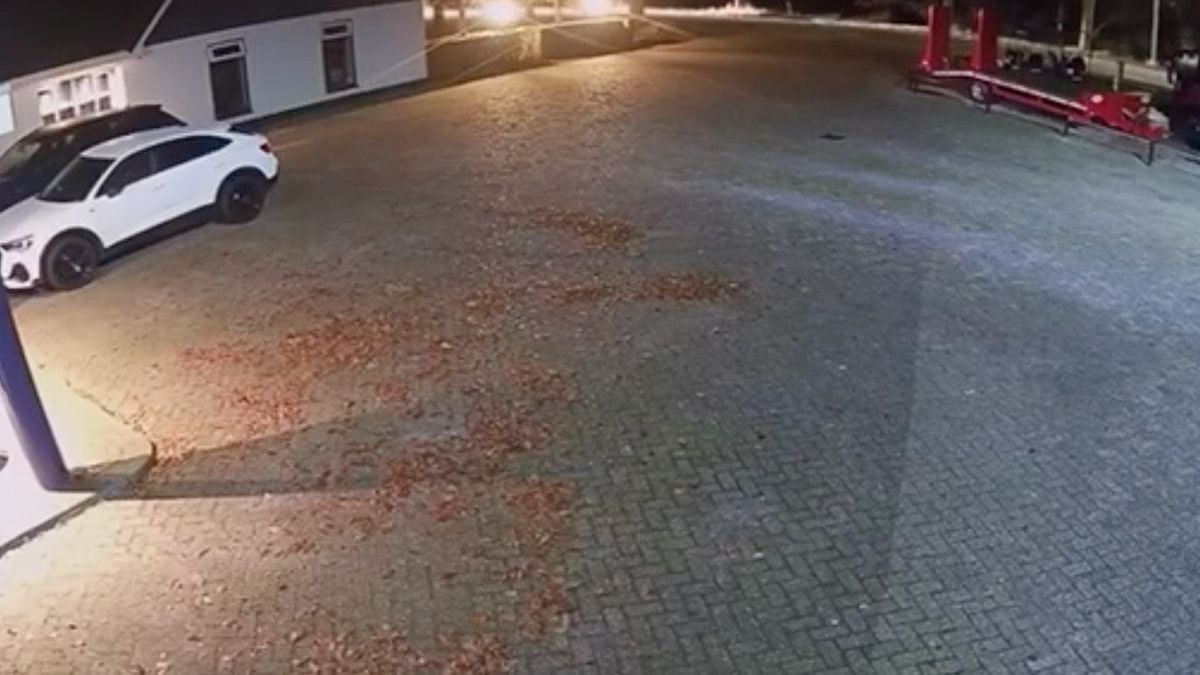 Beelden opgedoken van auto die van weg raakt in Hoogeveen met fatale gevolgen