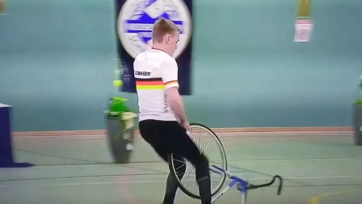 thumb vk duitser maakt een beetje onhandig gebaar op zn fiets