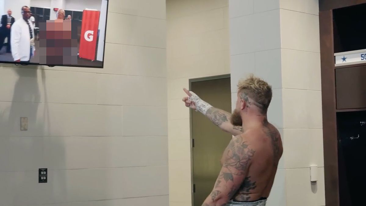 Hilarische reactie van Jake Paul op de blote billen van Mike Tyson