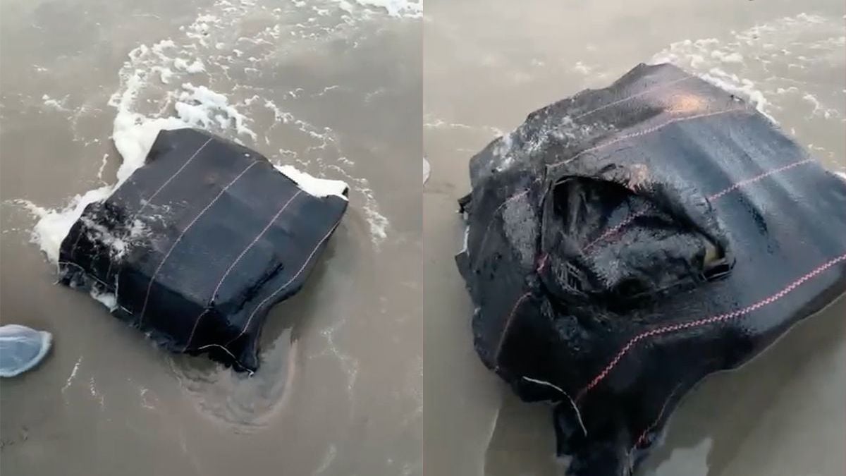 Iemand is heel veel sneeuw kwijt en dat is aangespoeld op het strand van Scheveningen