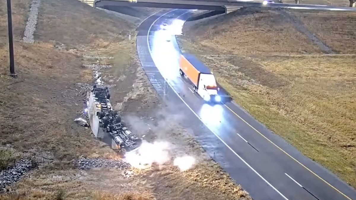 Truck gaat iets te snel door de bocht - pas na anderhalve minuut stopt iemand