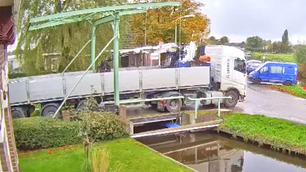 Vrachtwagen sloopt een brug