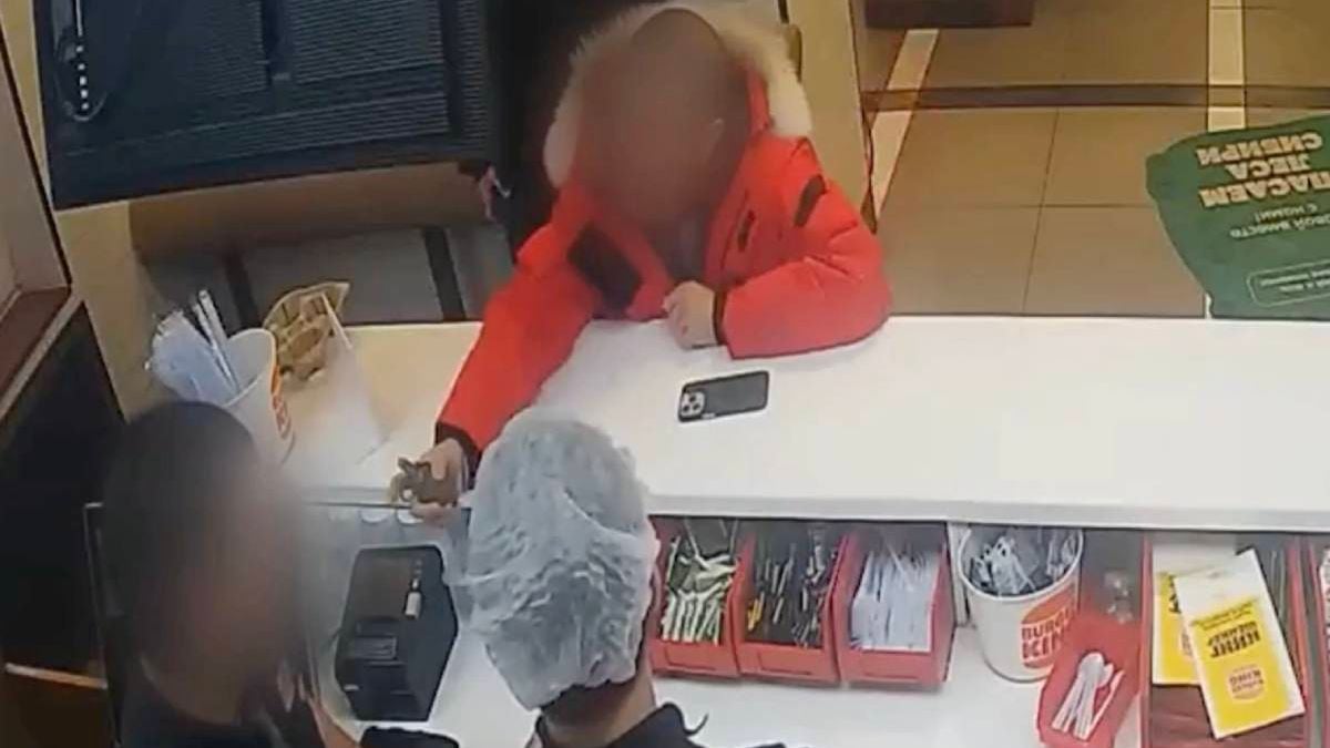 Man dacht Burger King op te lichten en werkt zichzelf daarmee via granaat akelig in de nesten